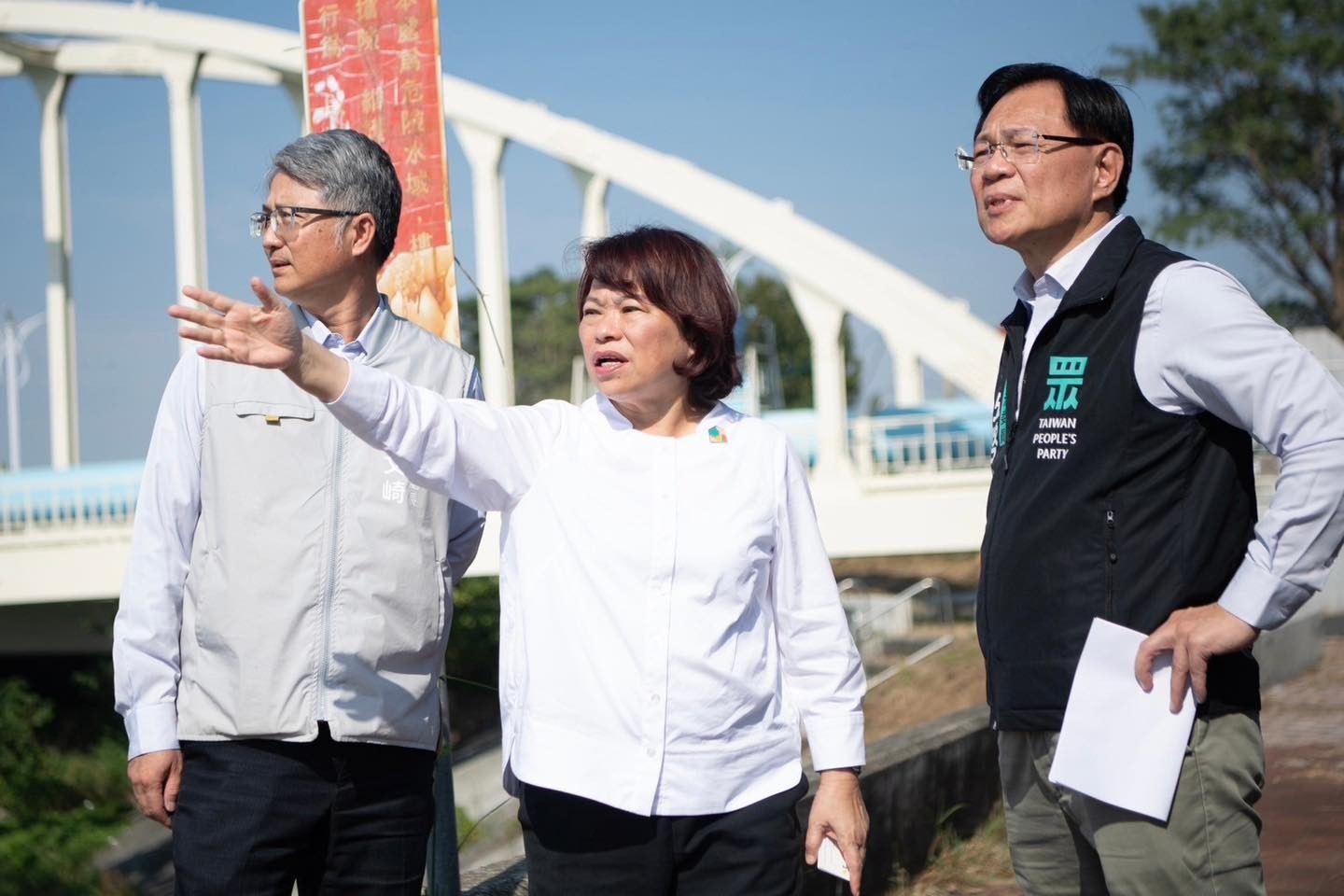 張啓楷擔任民眾黨立法委員期間，邀請經濟部長郭智輝南下嘉義，勘查朴子溪許厝庄護岸興建工程，並和嘉義市長黃敏惠所率市府團隊舉行座談。(圖／民眾黨嘉義黨部)