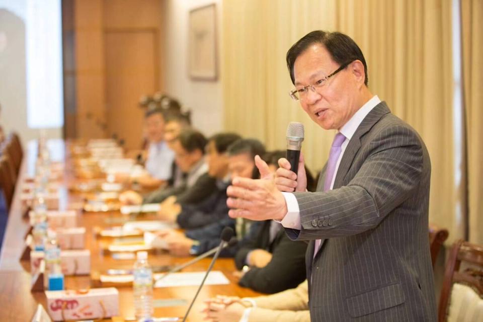 張啓楷出席台糖公司與國立嘉義大學於去年2月26日簽署培育體育人才合作意向書，正式建立夥伴關係的簽署儀式。(圖／民眾黨嘉義黨部)