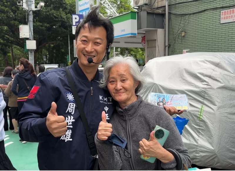 周世雄勤走基層拜票,與地方長輩親切互動,強調深耕萬華、中正多年,盼以在地服務經驗爭取鄉親支持。(圖/記者張家燁翻攝)