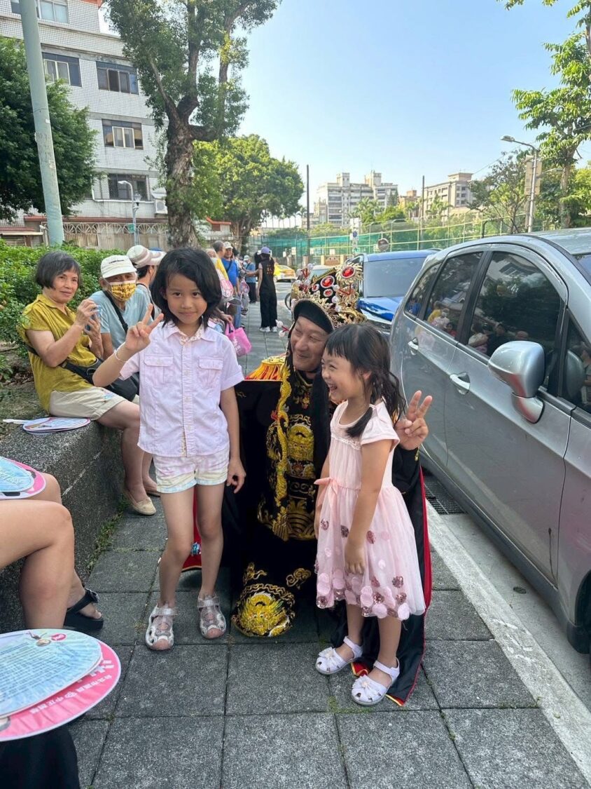 周世雄深入地方與民眾互動,透過川劇變臉公益演出拉近與社區距離,現場小朋友開心合影,氣氛溫馨熱絡。(圖/記者張家燁翻攝)