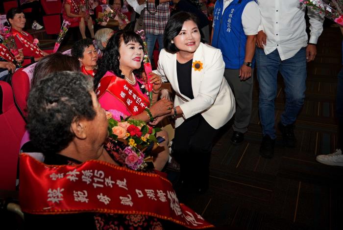 ▲縣長張麗善送康乃馨祝福模範母親。(記者劉峻文攝)