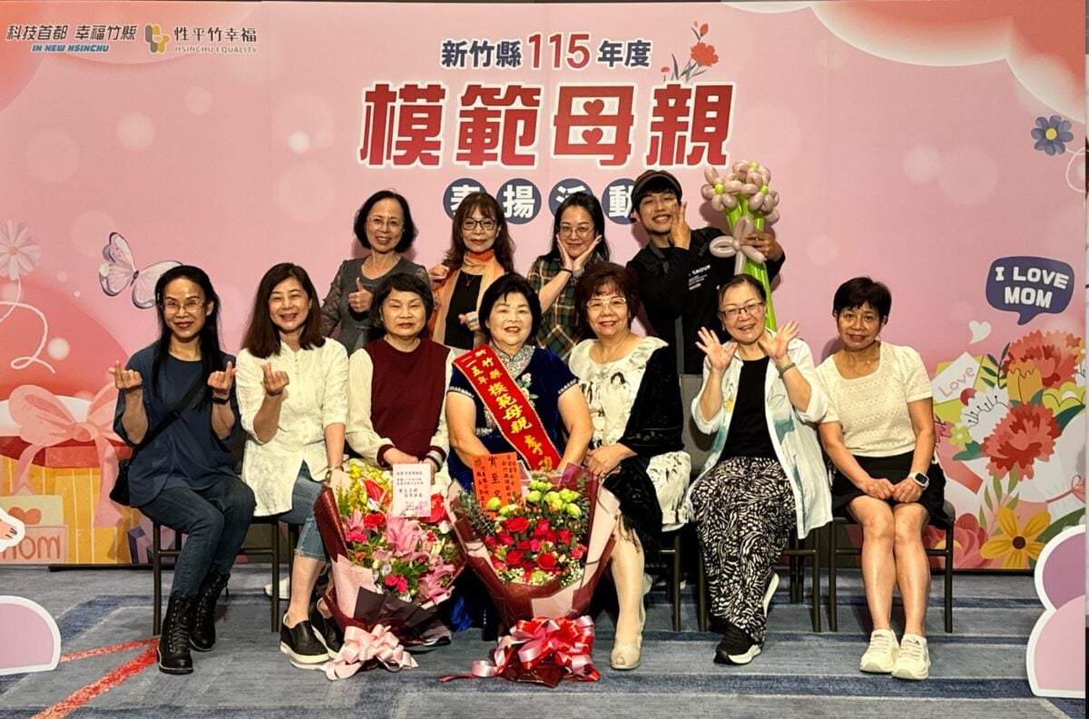 ▲李碧雲女士用愛灌溉樂齡中心,與同仁溫馨合照,展現母愛光芒。