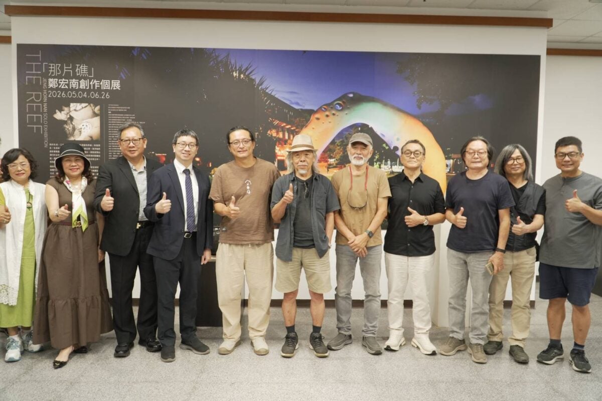 ▲「那片礁——鄭宏南創作個展」於正修科大藝術中心開幕,吸引眾多藝文界人士與師生到場參與,共同感受石雕與陶藝交織出的海洋生命藝術風景。