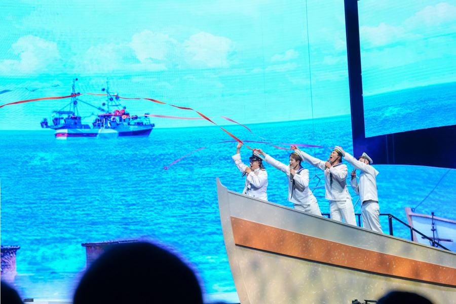 ▲高流斥資打造高近三米、長五米的大型船體佈景，將現場氣氛再推高潮。