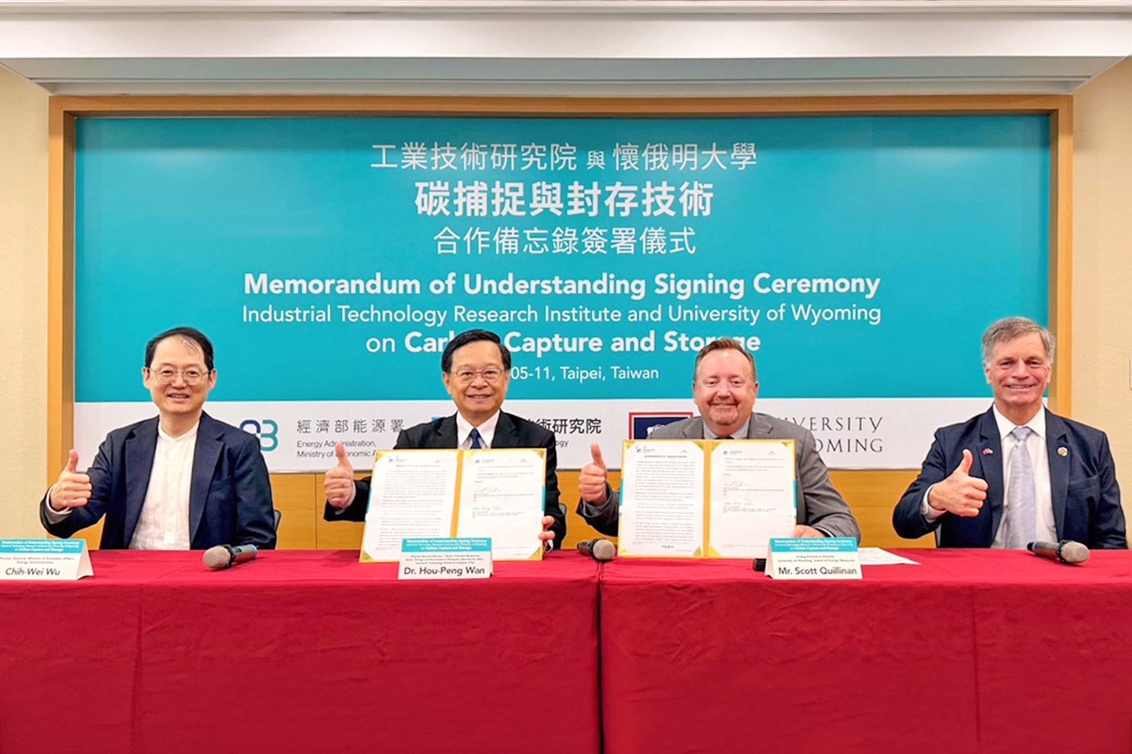 工研院與美國懷俄明州立大學於今日正式簽署合作備忘錄,未來雙方將共同聚焦於碳捕捉、封存(CCS)技術的策略對接。圖左起為經濟部能源署署長吳志偉、工研院綠能所副所長萬皓鵬、懷俄明州立大學能源學院代理執行長管士特、美國懷俄明州州長高登。