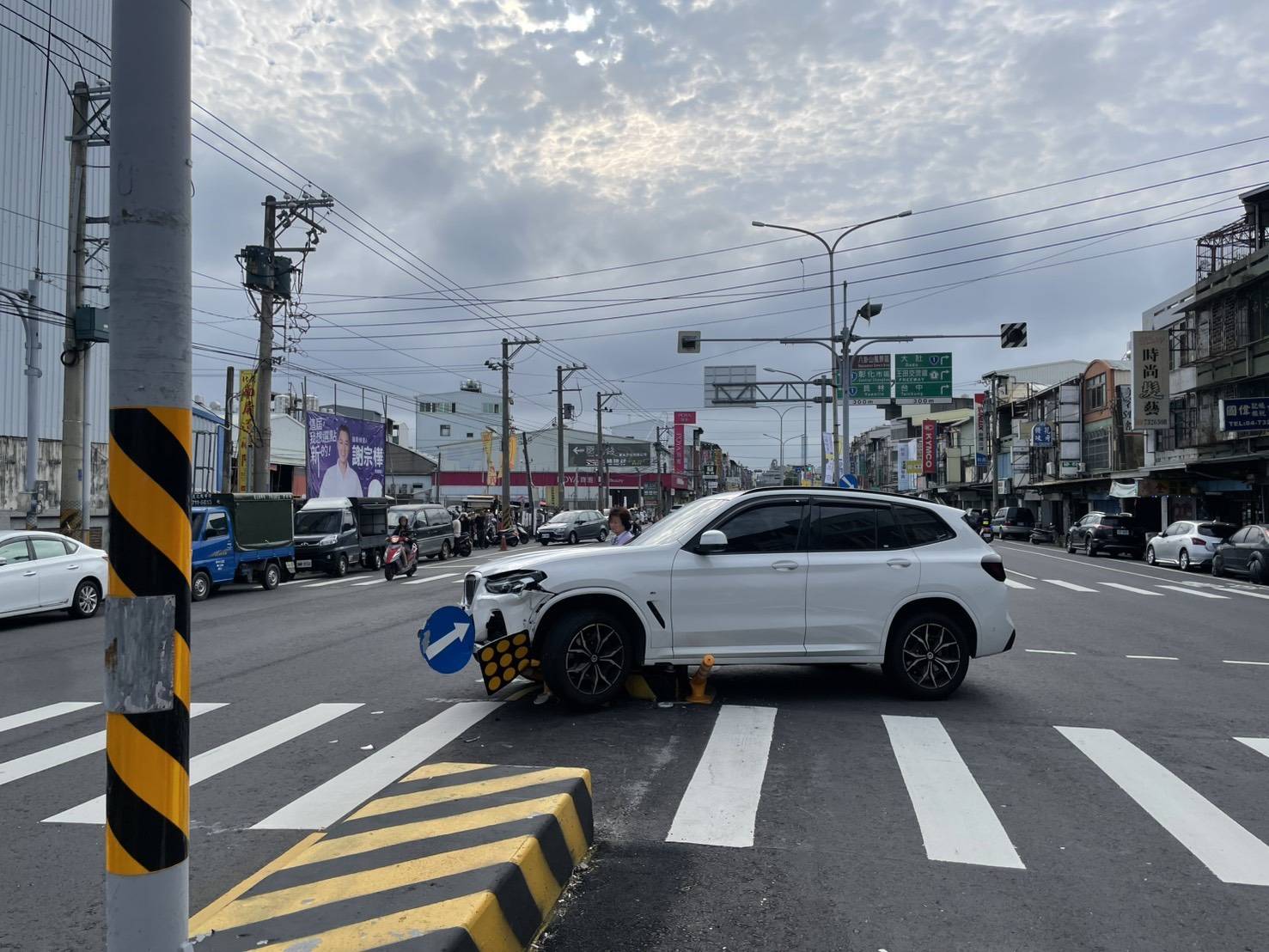 彰南路庇護島又被撞！累計16起　網友封「最倒楣路口」