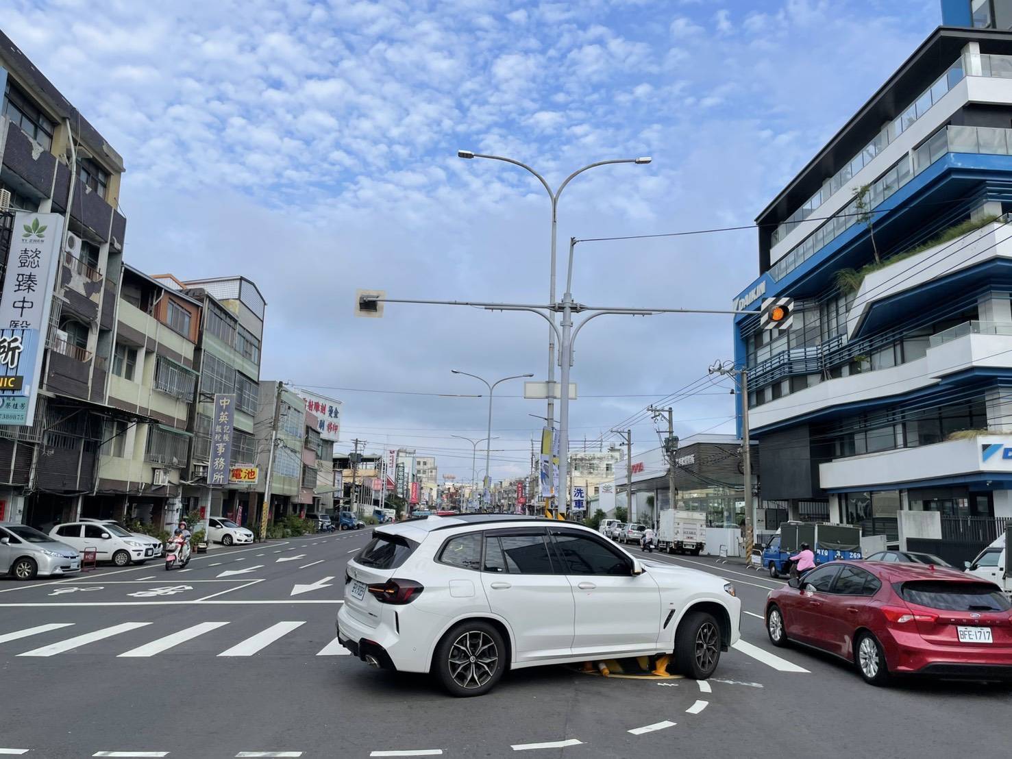 彰南路庇護島又被撞！累計16起　網友封「最倒楣路口」 - https://www.watchmedia01.com