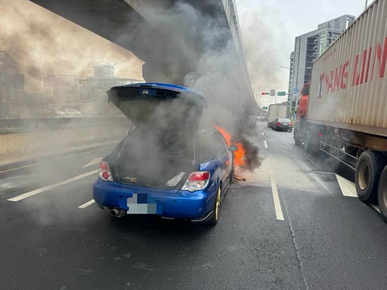 桃園中壢高鐵南路自小客車引擎室起火　駕駛及時逃生