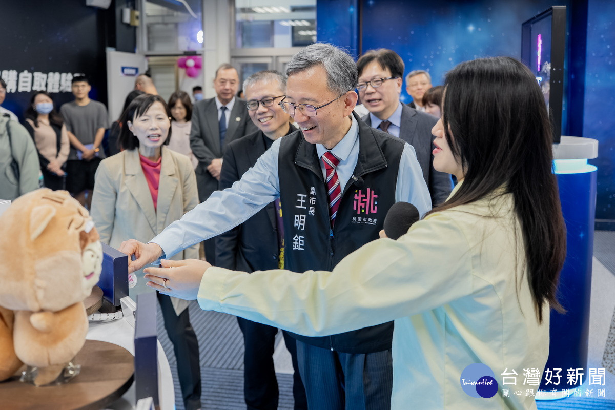 桃園市副市長王明鉅出席「桃園市智慧金融與商務科技教育中心(TFTE)」揭牌儀式。