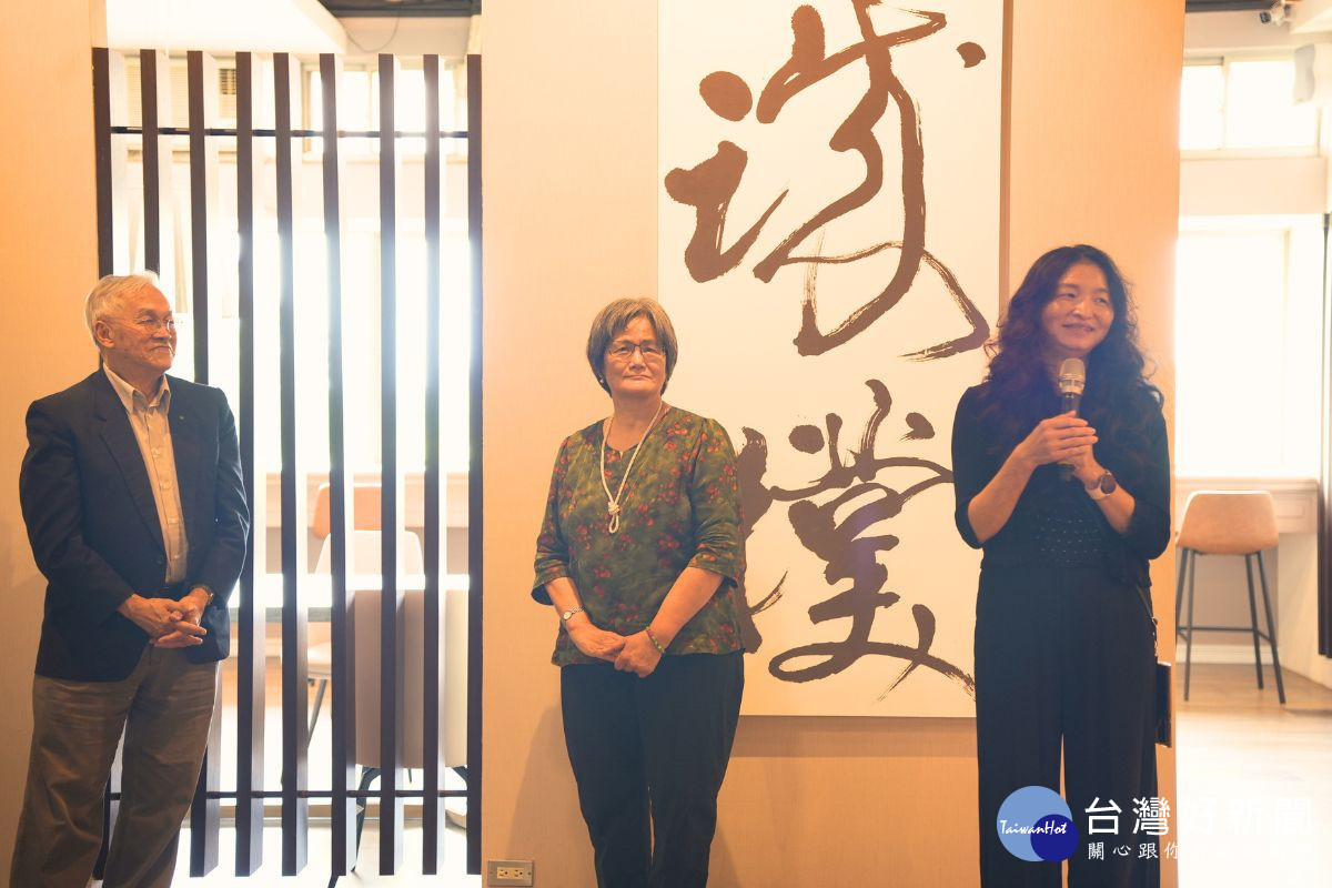 展覽由中央大學講座教授、中央研究院院士葉永烜、中華文化藝術交流協會理事長黃梅英及中央大學財金系主任黃瑞卿三位藝術家共同展出。