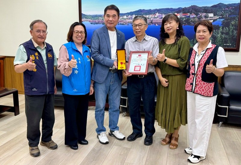 苗栗首例!黃松光榮獲三等原住民族獎章 鍾東錦表揚原鄉建設推手