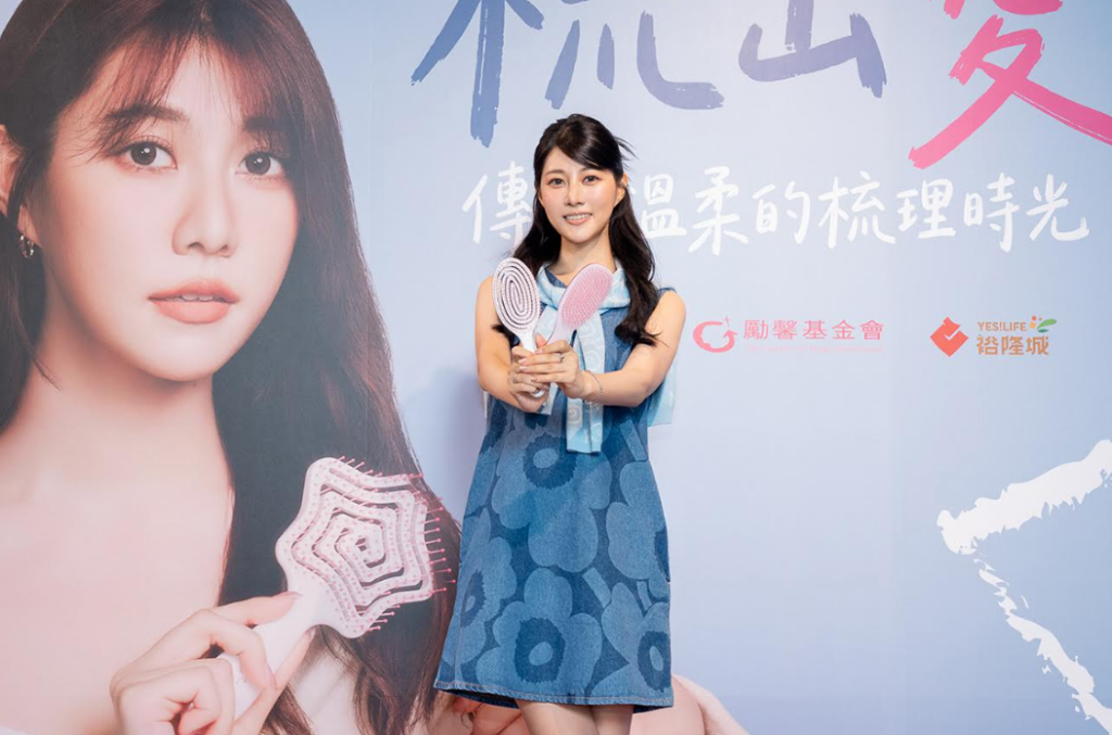 阿部瑪利亞母親節化身公益大使 溫柔「梳」出愛力挺少女安置家園 41 %E8%9E%A2%E5%B9%95%E6%93%B7%E5%8F%96%E7%95%AB%E9%9D%A2 2026 05 12 174156 1024x677 1