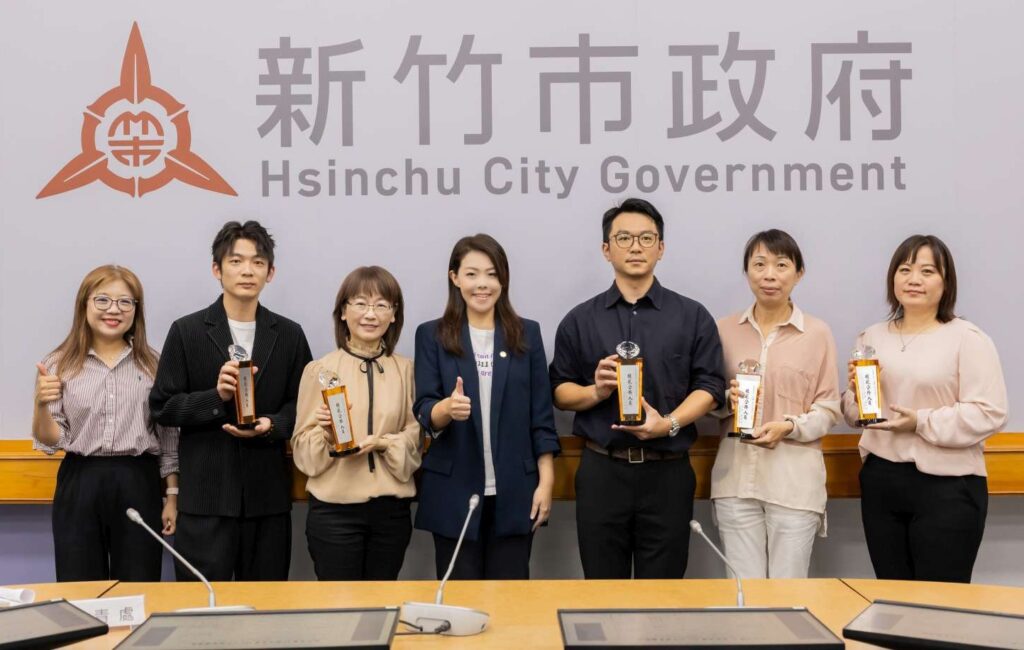 竹市府表揚115年模範公務人員 高虹安肯定獲獎同仁卓越表現樹立典範 24 11505121