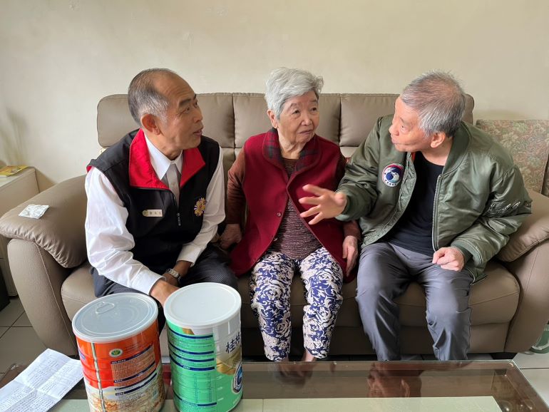 高齡榮民照護再升級 臺北榮服處數位轉型更有溫度 43 《圖說》徐木生副處長訪視高齡榮民之黃潔珍〈中間〉。〈臺北榮服處提供〉