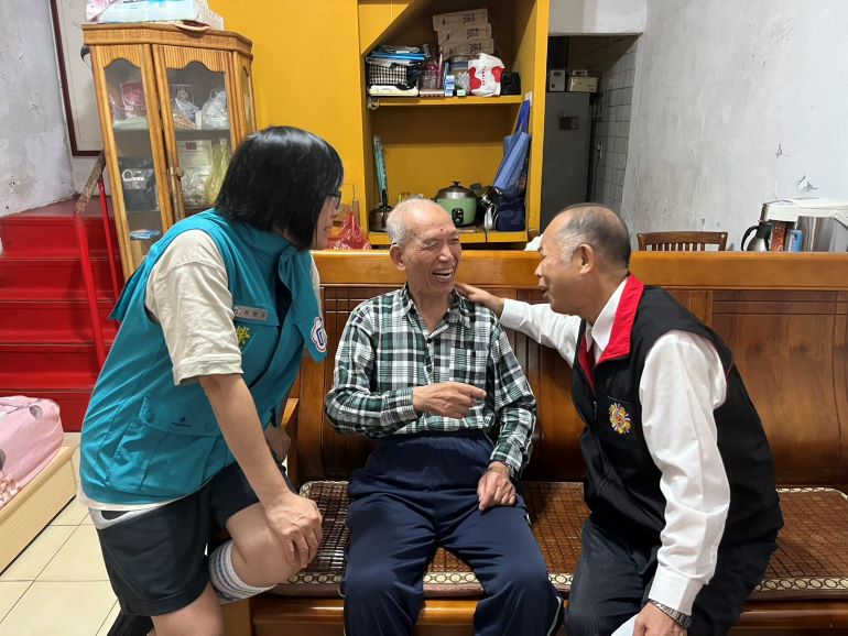 高齡榮民照護再升級 臺北榮服處數位轉型更有溫度 44 《圖說》徐木生副處長訪視高齡榮民之蔣均定。〈臺北榮服處提供〉