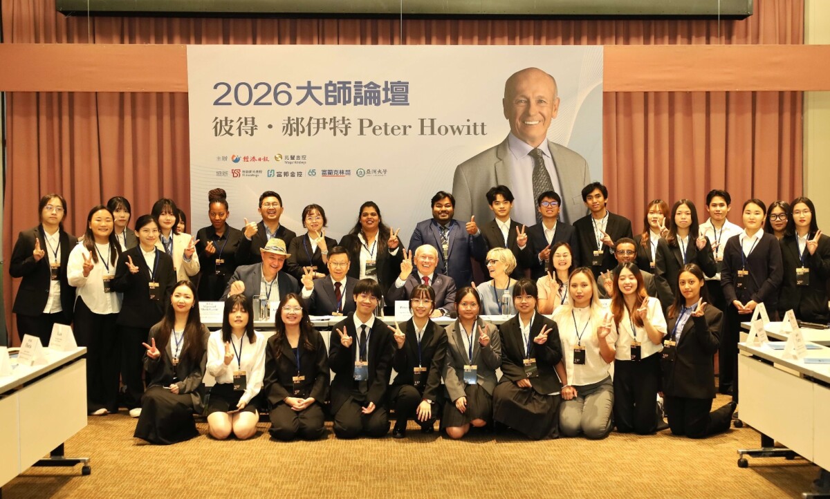 ▲亞大校長蔡進發、諾貝爾獎得主Peter Howitt，與參與座談的亞大師生合影。(圖/亞洲大學提供)