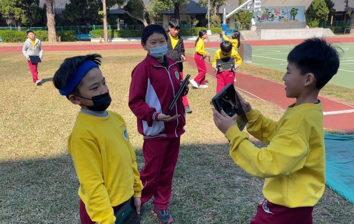 ▲學生在校內透過平板數位學習。(圖/記者顏淑娟翻攝)