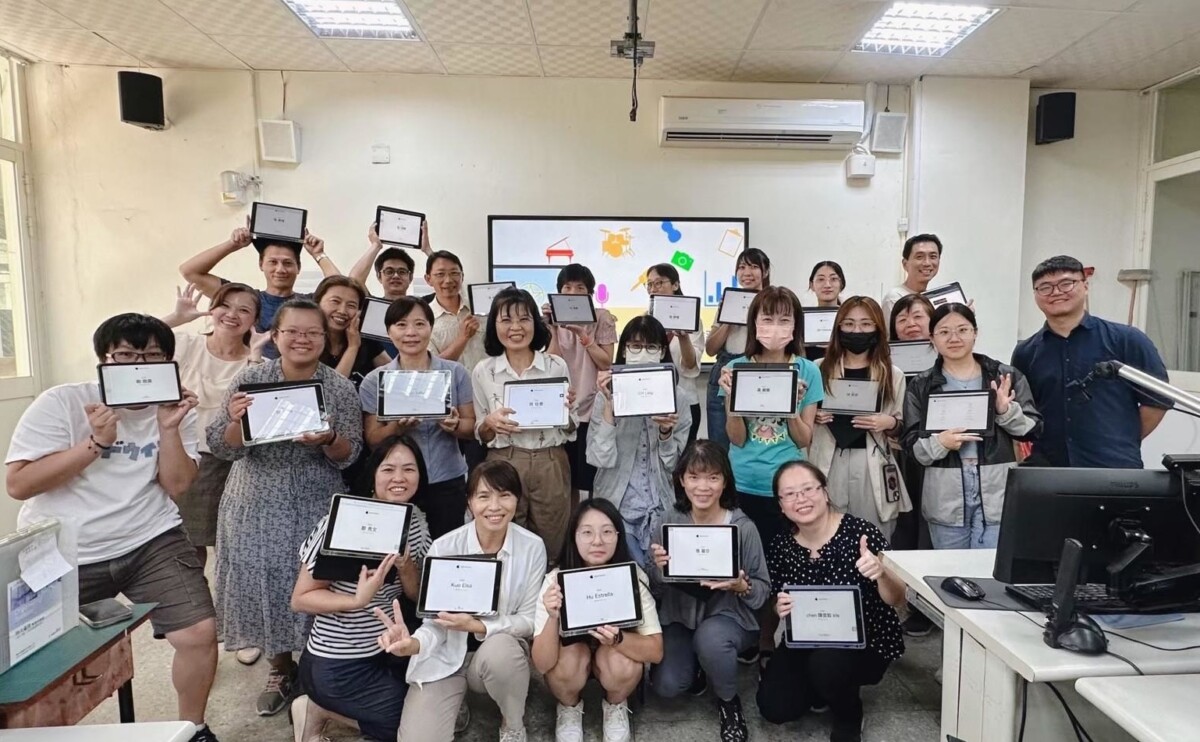 ▲華龍國小教師全數通過Apple teacher認證。(圖/記者顏淑娟翻攝)