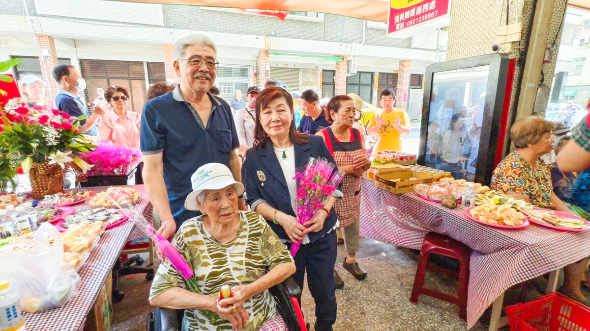 ▲百歲人瑞鍾曾玉柑接過高陳文玲給她康乃馨，臉上露出溫暖笑容。（圖／記者黃淑貞資料照）