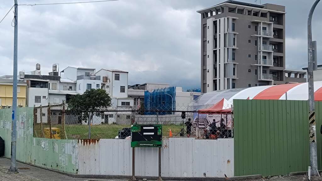 ∆「空軍貿易六村職務宿舍」興建工程位於臺東市勝利街與中山路口。(圖/記者 陳志強 攝)
