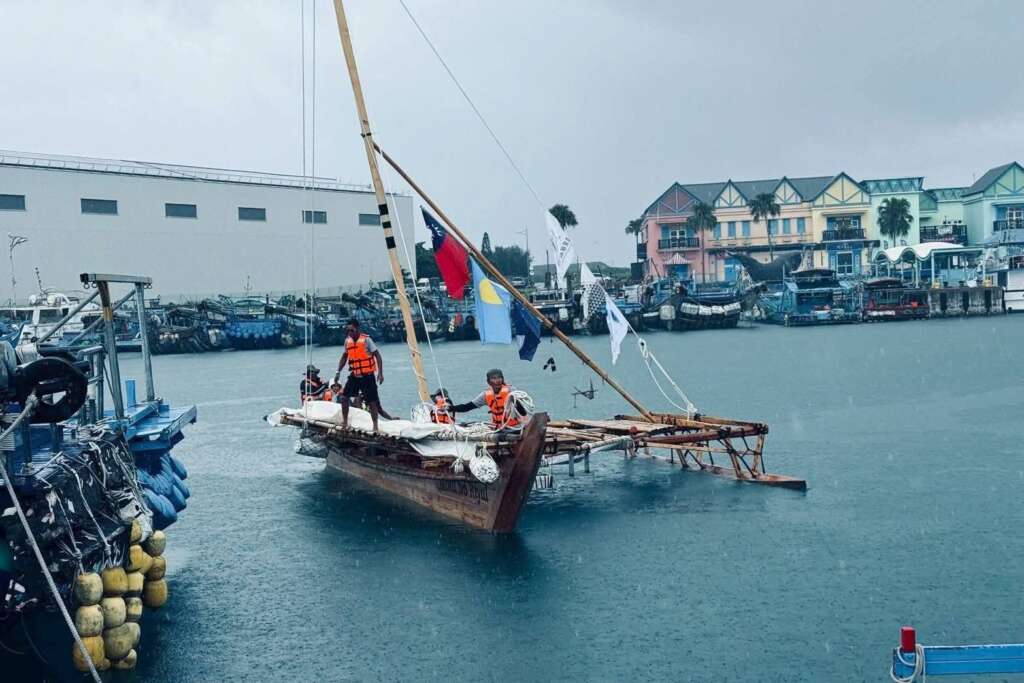 ∆臺東南島民族傳統無動力獨木舟「Mata No Riyal海洋之眼」，昨（11）日下午抵達花蓮港。該舟為臺東縣政府推動「原住民造舟及航海人才培育計畫」，透過部落大學開設傳統舟船課程，歷時六個月打造完成。（圖／花蓮縣議員魏嘉賢服務處提供）