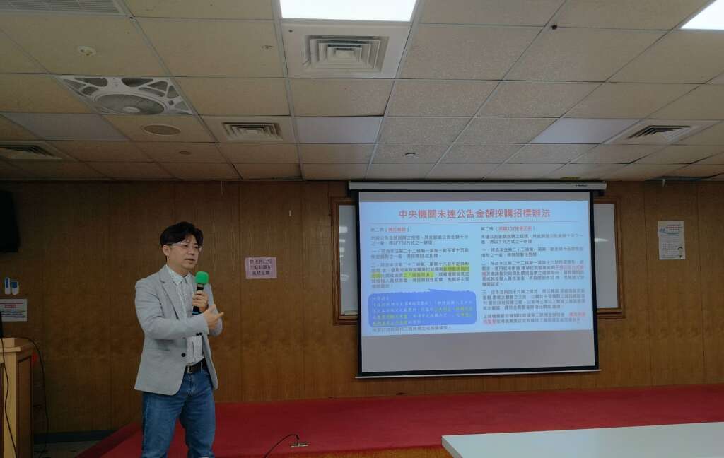 ▲顏豪主任為社會局同仁解答政府採購法疑義。