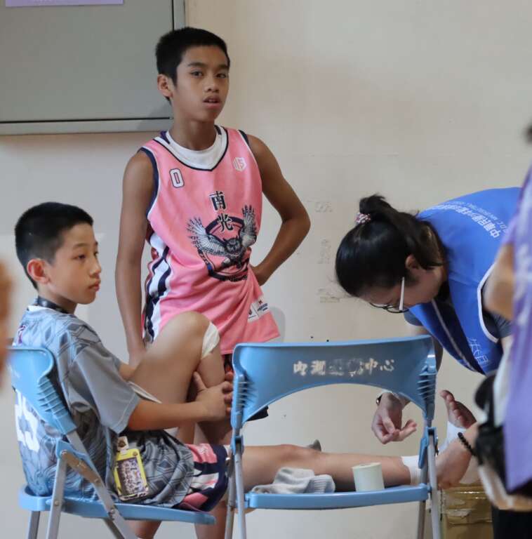 小學籃球聯賽有安全周到的專業防護,參賽小朋友都可以在賽前獲得防護員美費貼紮服務。 (魏冠中攝影)