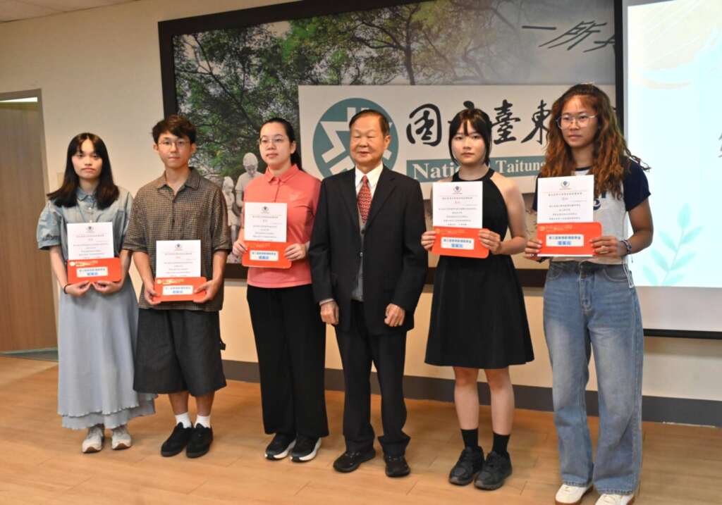 ∆畢業已滿50年的傑出校友聯誼會理事長劉文通學長頒發獎狀及獎學金。（圖／臺東大學提供）