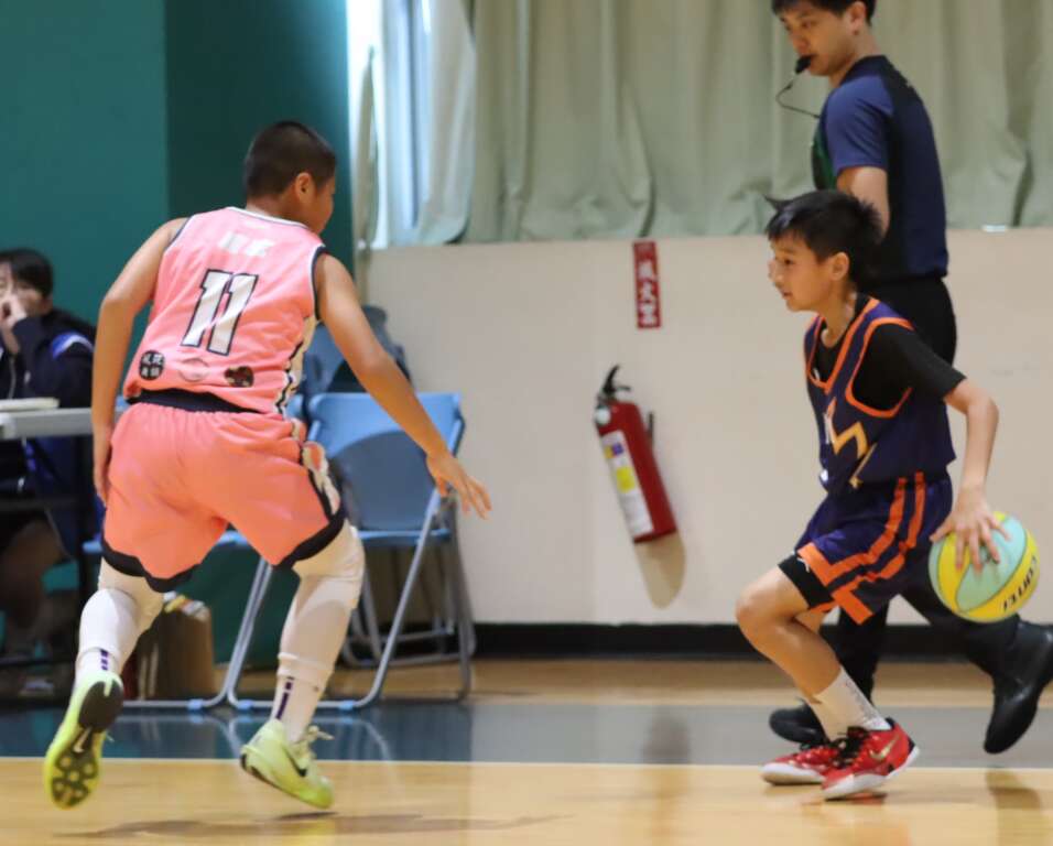 新世紀建校的楓樹國小(右)，小球員動作飄逸有靈氣，可惜仍難過南光國小的關卡。 (潘安彥攝影)