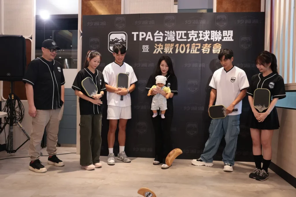 象徵TPA 台灣匹克球聯盟的正式誕生的「TPA BABY」擲出聖筊，迎來好彩頭