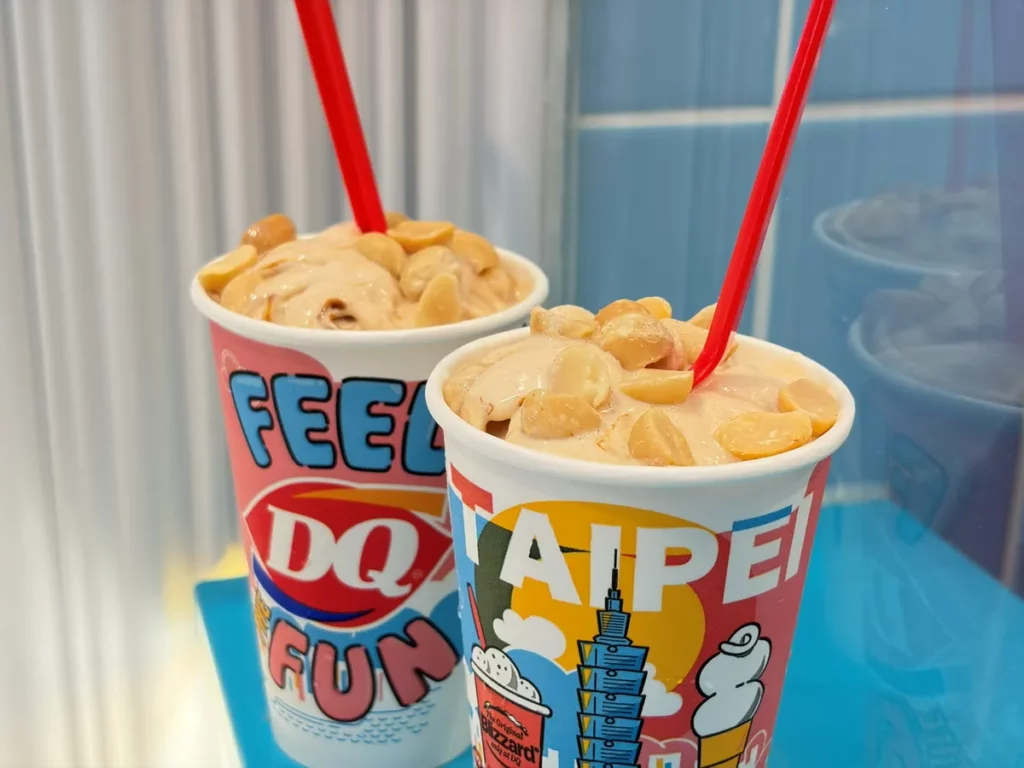 DQ 新品「南非夏威夷豆杏仁果暴風雪」嚴選高品質的飽滿南非夏威夷豆,搭配澳洲杏仁果製成的細緻杏仁果醬,帶來令人驚豔的堅果系甜點新體驗。
