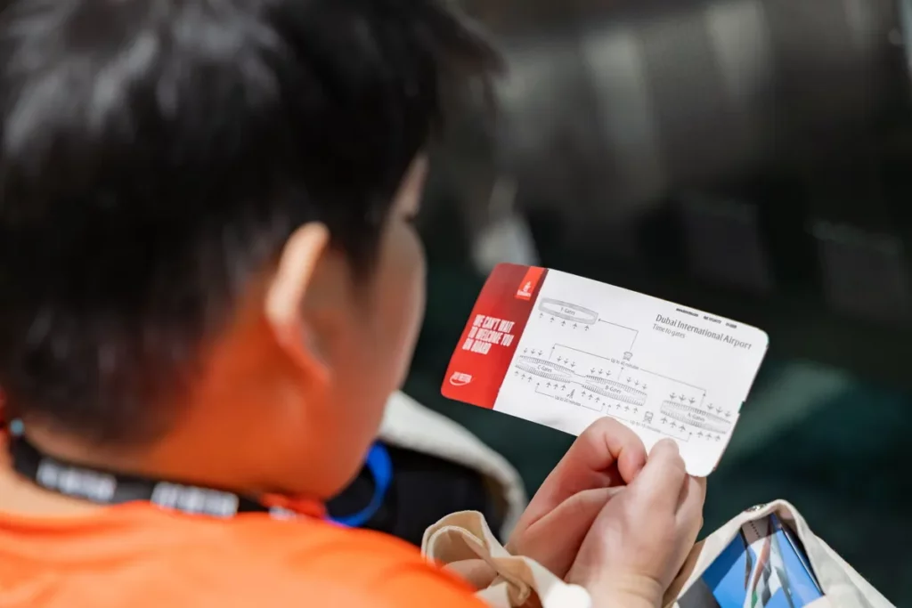 阿聯酋航空為參加「旅行預演」的孩子們製作模擬登機證,從頭開始體驗完整出境流程