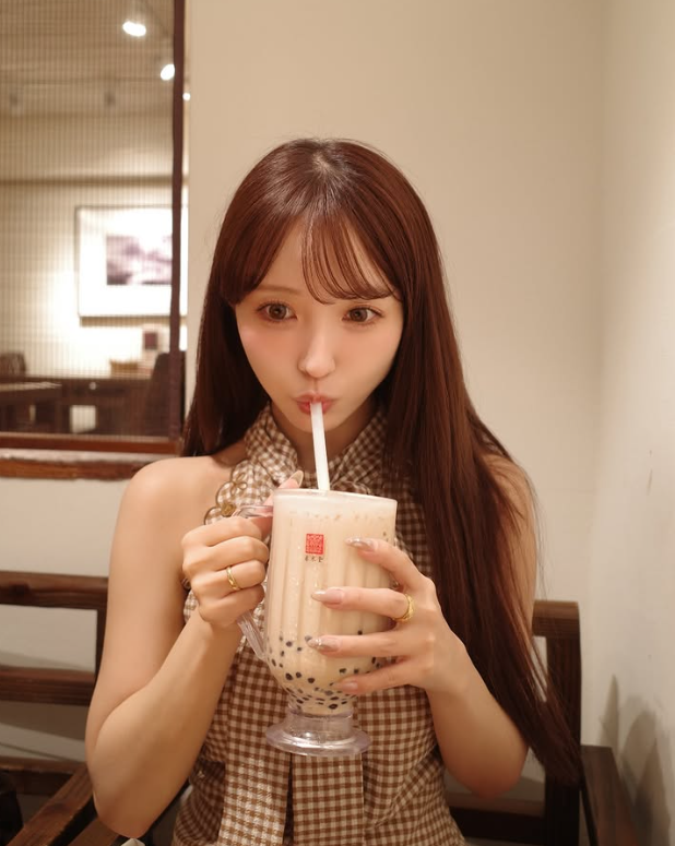 三上悠亞現蹤台中喝珍珠奶茶。（圖／翻攝三上悠亞IG）