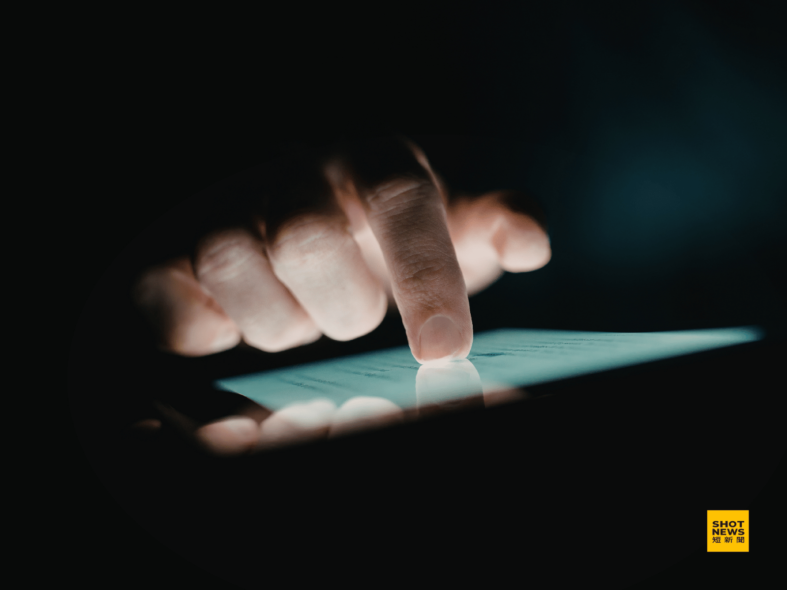 廉價eSIM流量送回中國,個人隱私全看光。(Canva)