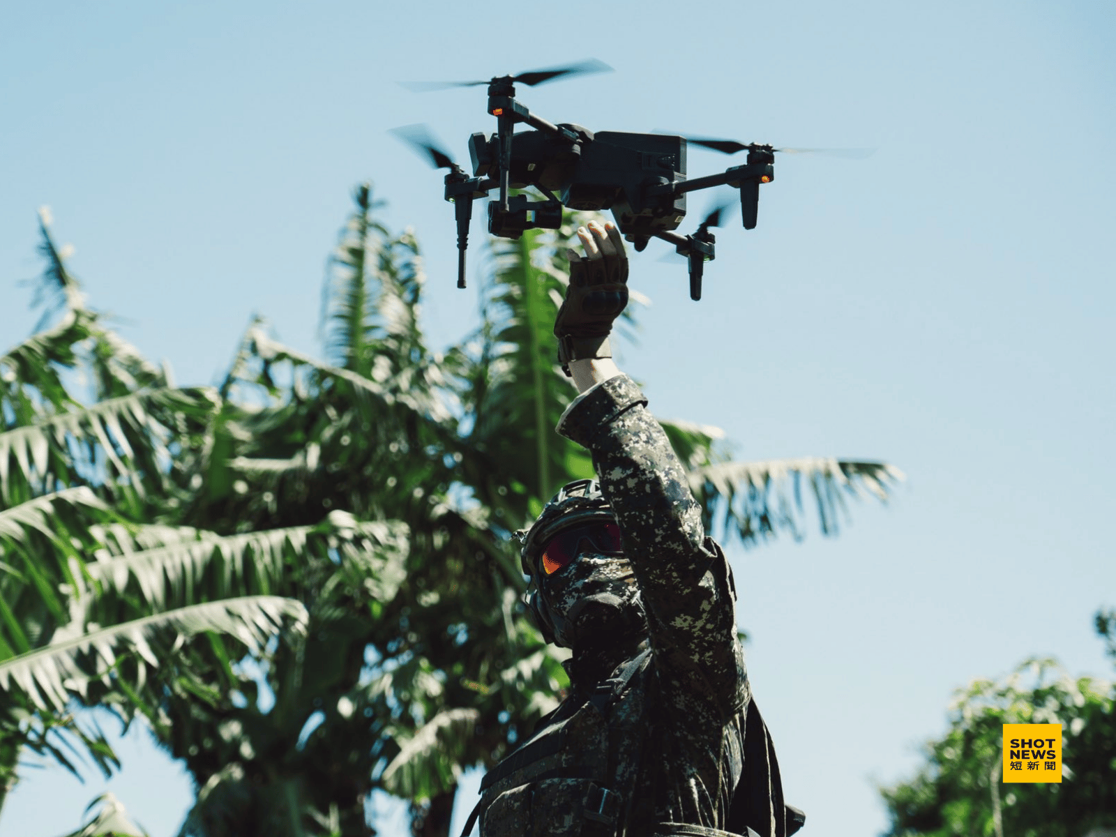 台灣陸軍士兵操作無人機。(國防部發言人)