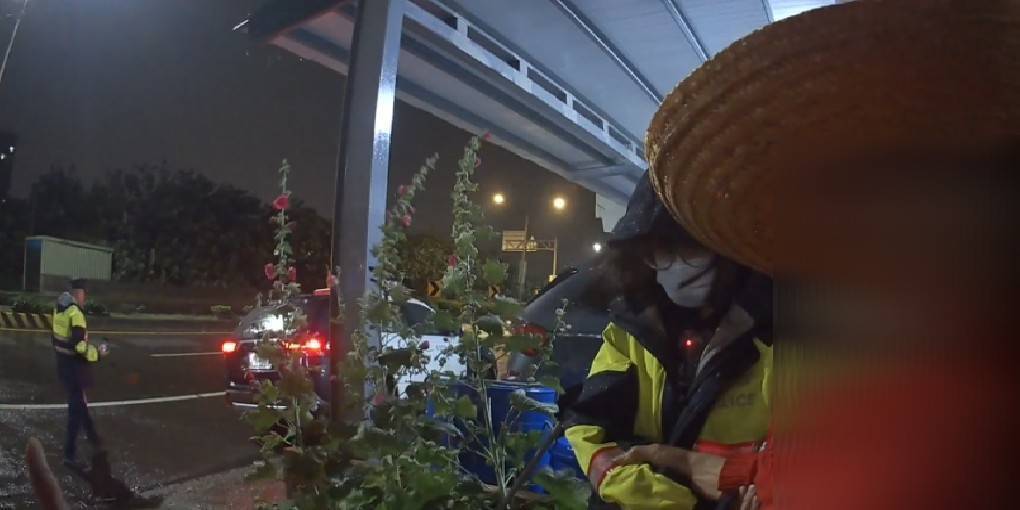 8旬翁1原因全身濕透縮路旁 蘆竹警暖心伸援解驚魂 815326