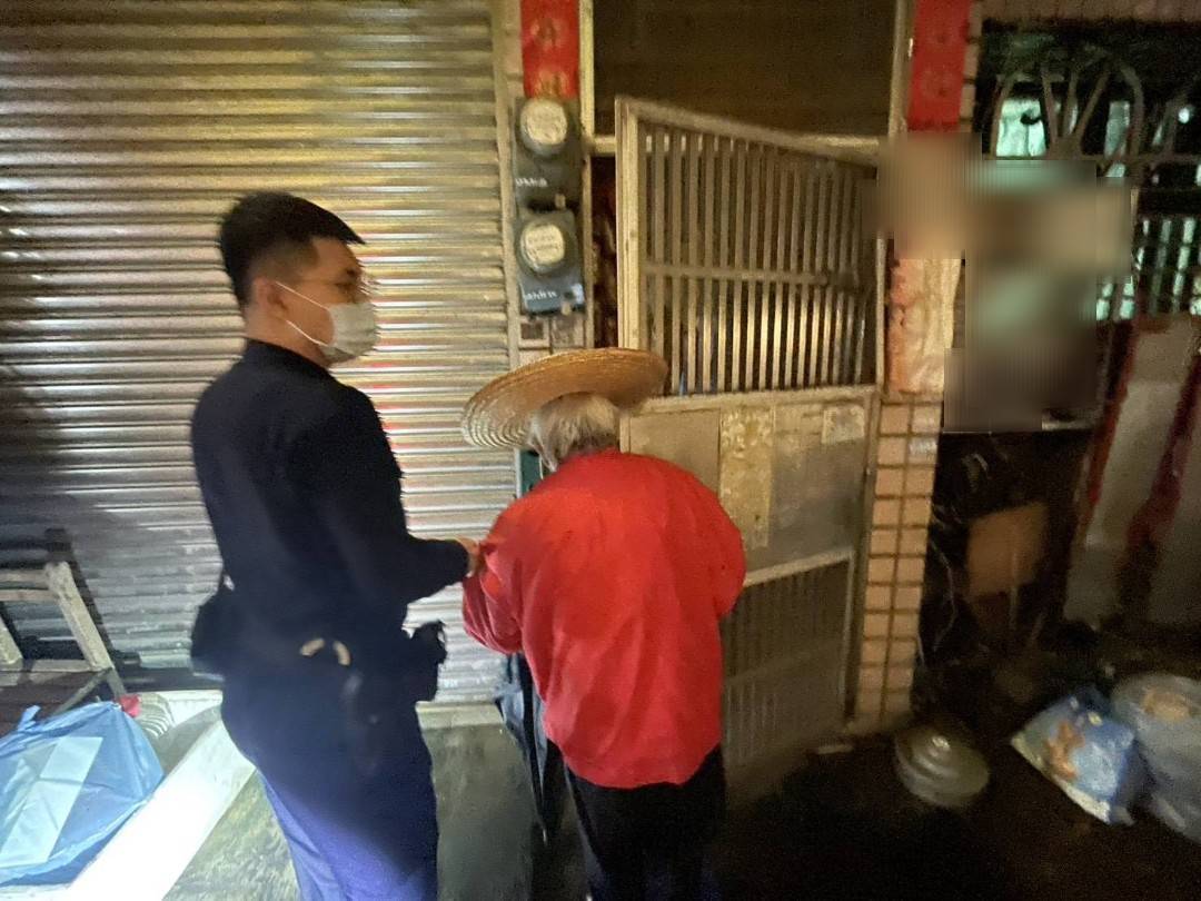 8旬翁1原因全身濕透縮路旁 蘆竹警暖心伸援解驚魂 815328