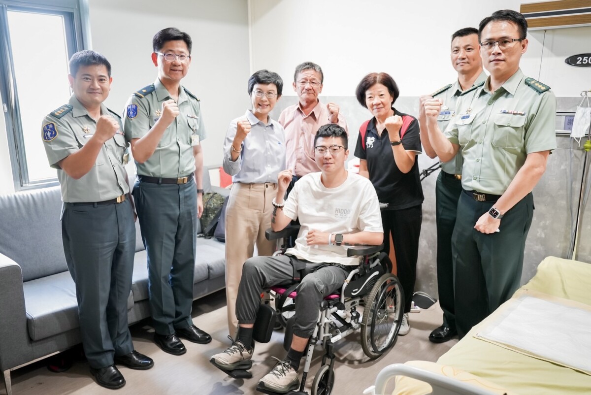 立法委員林岱樺11日再次前往高雄榮民總醫院,探視執行任務時不幸重傷的國軍弟兄「阿斌」(化名)。(圖/林岱樺國會辦公室)