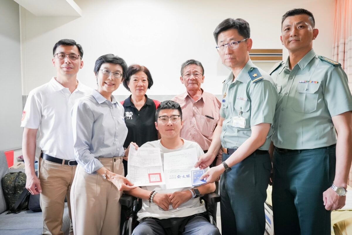 ▲撐起英雄後盾！林岱樺二度探視因公重傷官兵，成功爭取專案醫療與撫卹金到位 讓制度溫暖第一線弟兄。