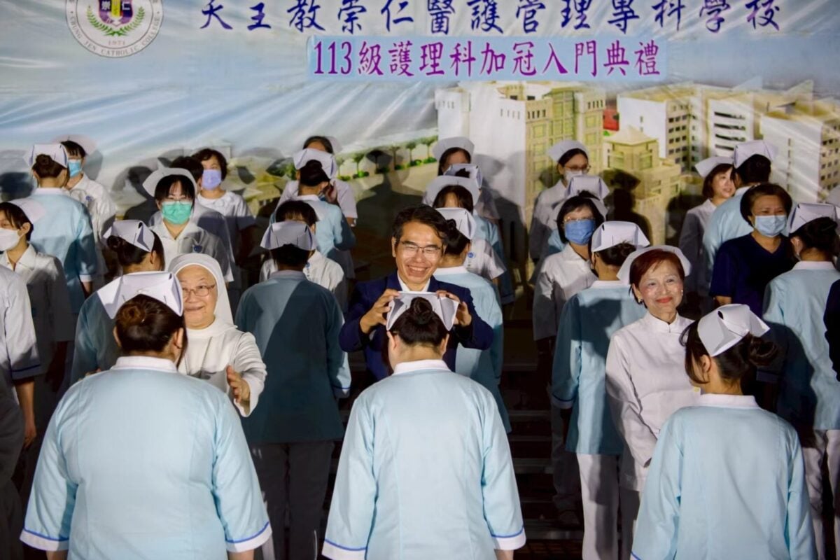 ▲崇仁醫專董事長韓玲玲修女(左)、校長黃財尉(中)與護理科主任吳綺玲(右)親自為護理科學生加冠,象徵專業使命的傳承。