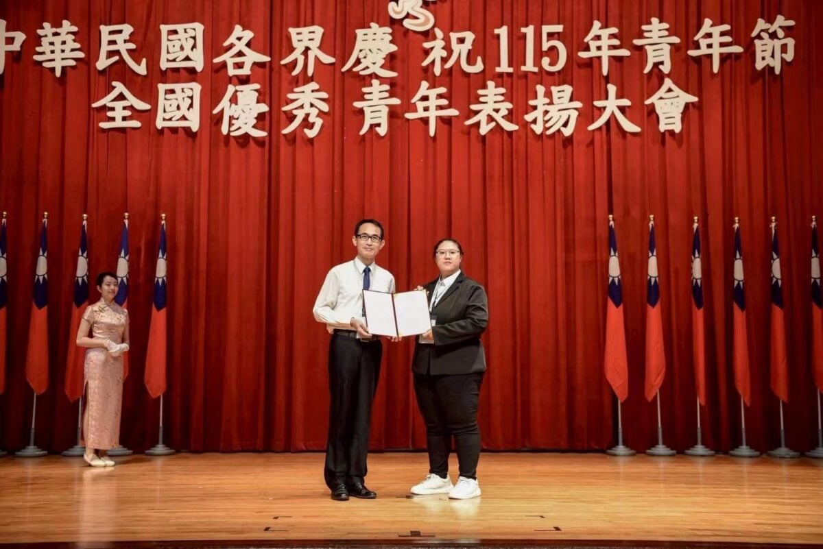 ▲獲選115年全國大專優秀青年的李青蒓同學(右)受頒發證書。
