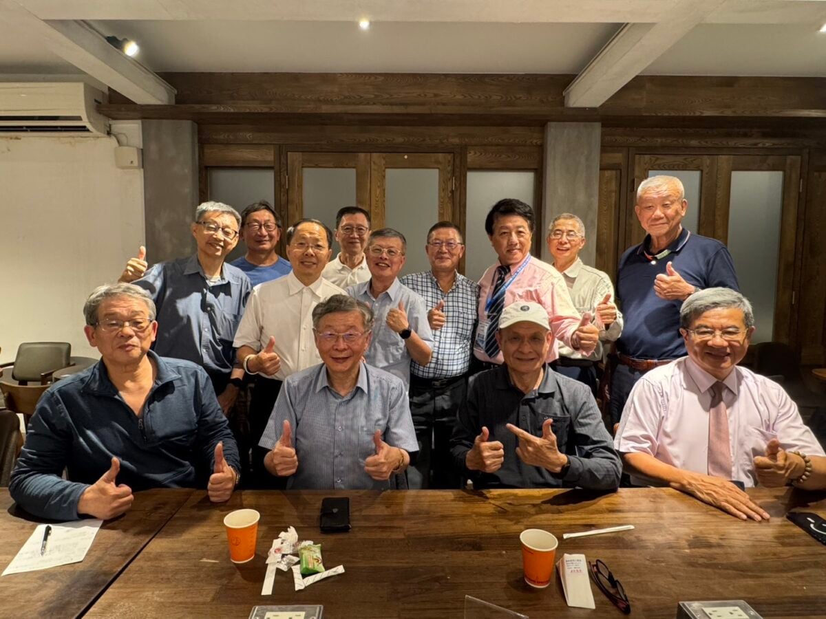 ▲聖約翰科大校務顧問、高科大首任校長楊慶煜(前排右一)是新埔工專63級機械科校友,日前與10餘位同班同學舉辦同學會。