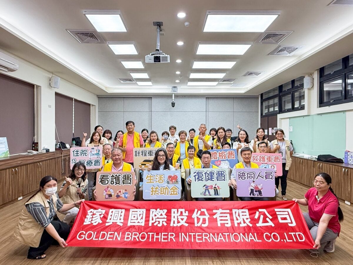 ▲中華安歲太子慈善功德會及鎵興國際股份有限公司，共同再次捐贈愛心款項50萬元，挹注屏東縣政府「弱勢家戶，醫起守護」專案計畫。