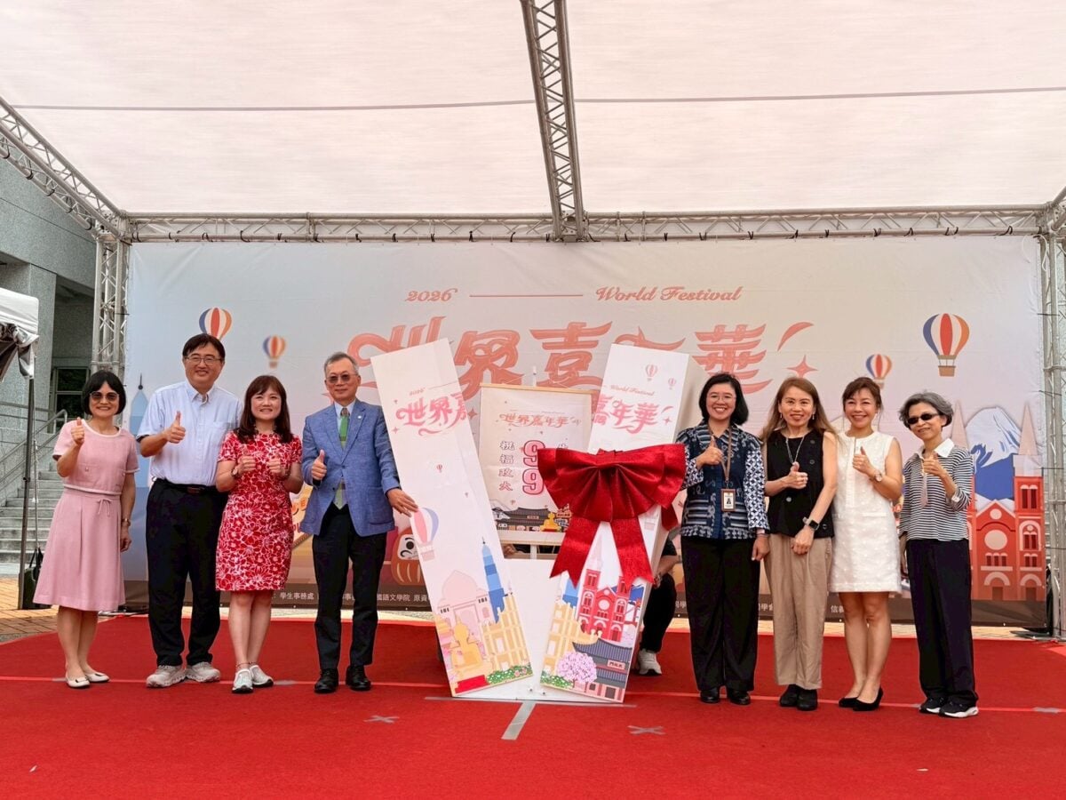 ▲陸委會魏淑娟副處長(左3)、政大李蔡彥校長(左4)、駐台北印尼。