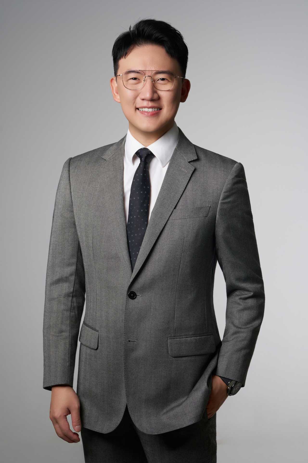 麗豐-KY(4137)於今日董事會發布趙承佑接任董事長,全面負責集團戰略規劃與經營管理,此次交接象徵麗豐集團邁向智慧化、年輕化與國際化的新階段,為長期穩健發展奠定基礎。為新任董事長趙承佑。