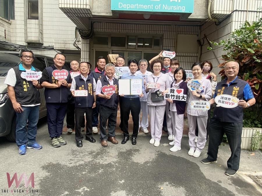 護師節向醫護人員致敬      新竹市義警大隊赴臺大新竹醫院致贈蛋糕與面膜