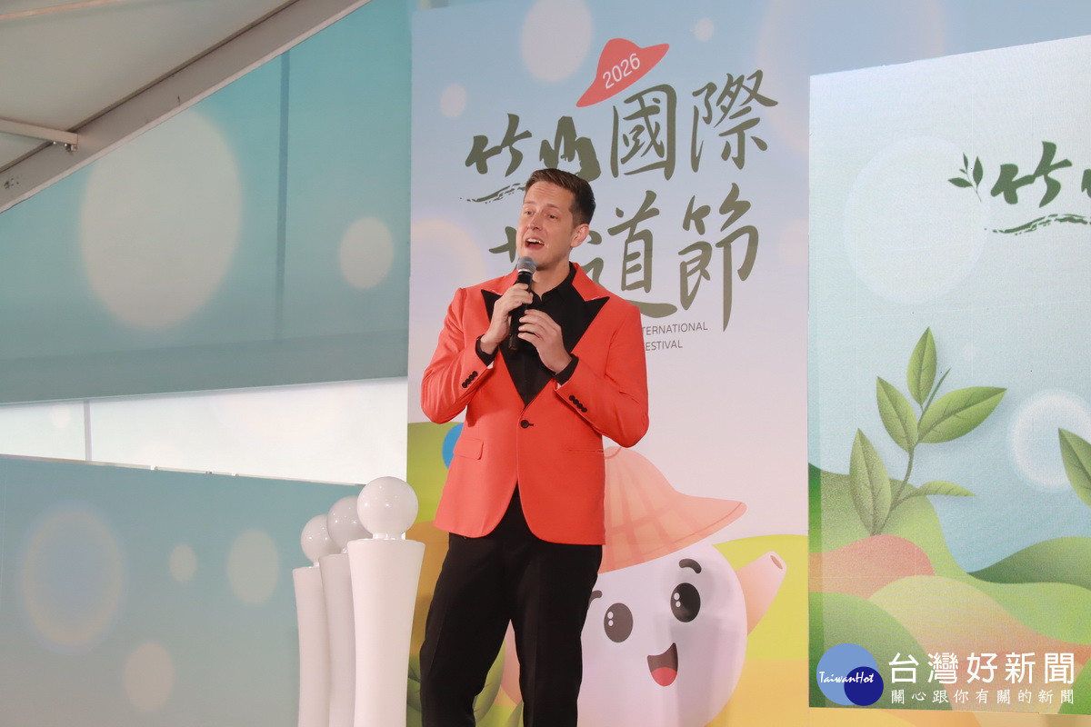 賈斯汀盛讚竹山茶風味佳。(記者扶小萍攝)