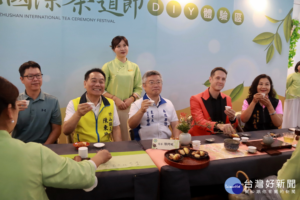 歡迎來茶道節品好茶。(記者扶小萍攝)