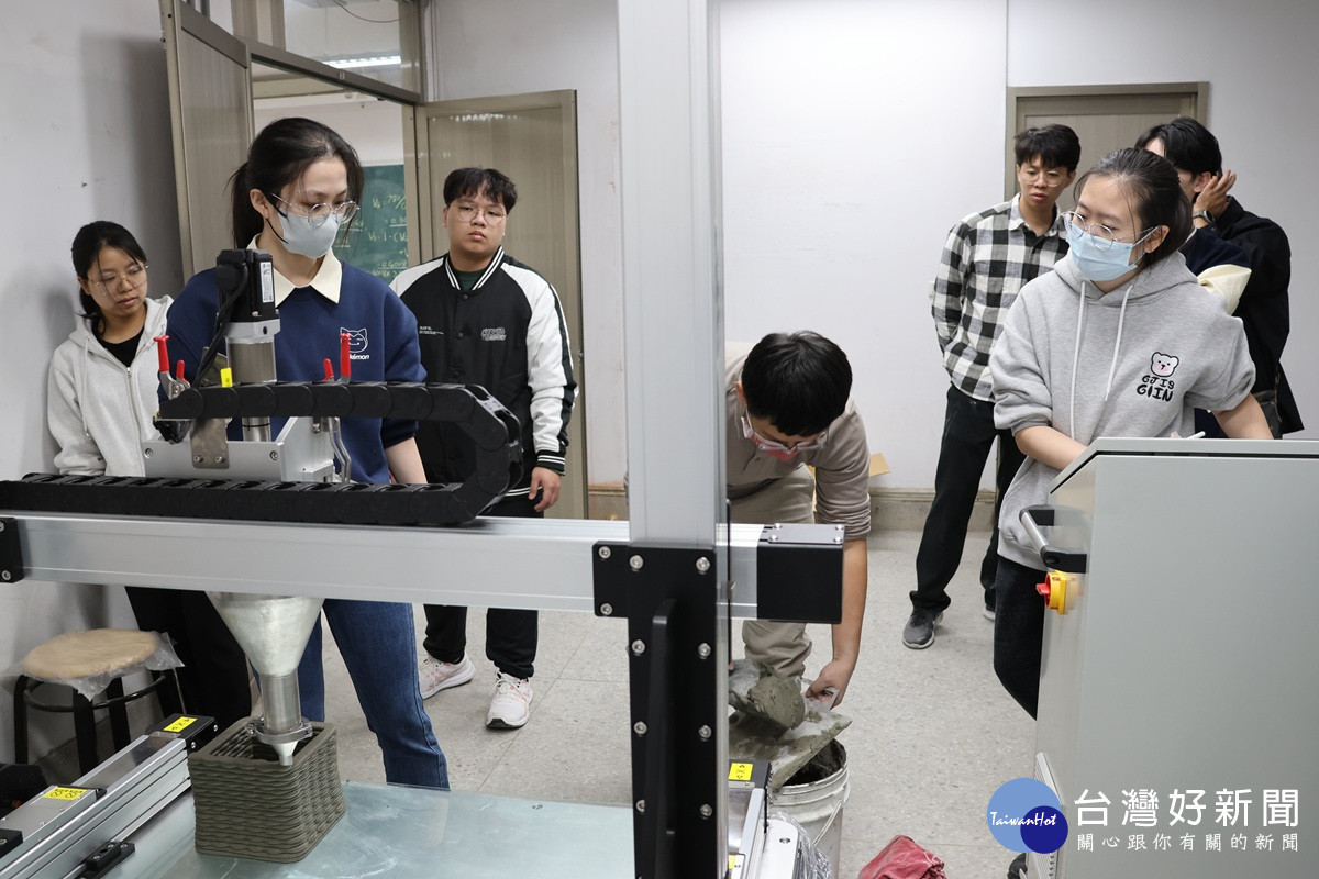中原土木系導入AI土木材料實作訓練,學生操作水泥砂漿3D列印設備。