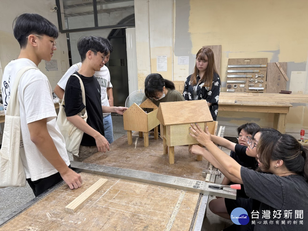 跨域永續科技實作訓練中,中原室設系與電子系學生合作製作水質偵測設施。